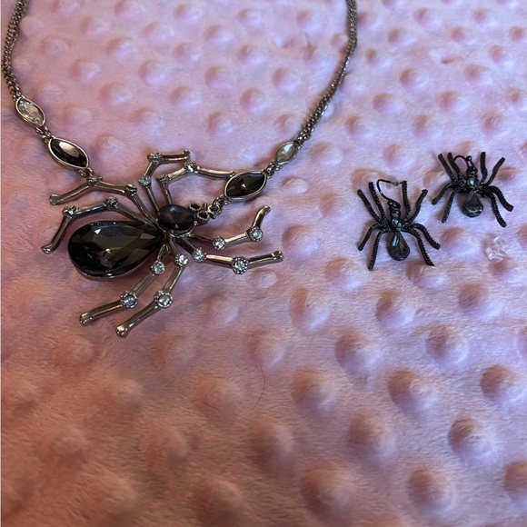 Just in time for Halloween! Spider necklace with matching earrings! Really cute! - Picture 2 of 3